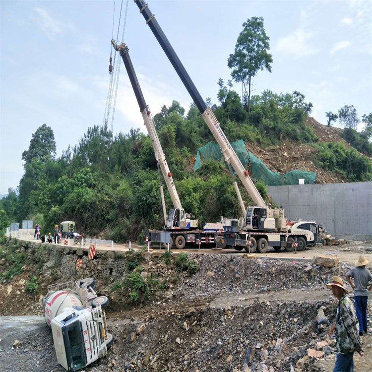 武胜汽车掉沟里叫吊车救援要多少钱